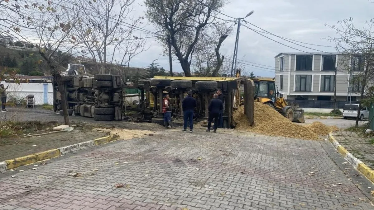 İstanbul Beylikdüzü'nde yol çöktü: Kamyon içine düştü!