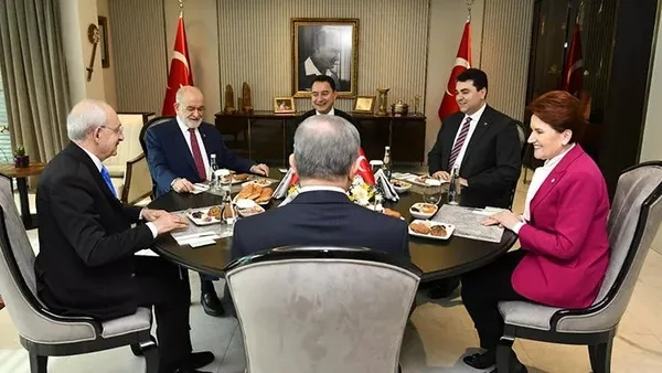 kilicdaroglundan-6li-masaya-adaylik-mesaji-genel-merkeze-dev-afis-astirdi-partililere-tek-tek-paylastirrdi-1675425505887.jpeg Kılıçdaroğlu'ndan 6'lı koalisyona 'adaylık' mesajı! Genel Merkez'e dev afiş astırdı, partililere tek tek paylaştırrdı...