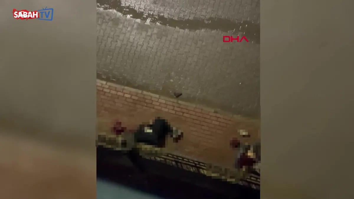 Tartıştığı sevgilisini vuracakken araya giren arkadaşını başından vurdu, ardından intihar etti! videosunu izle Tartıştığı sevgilisini vuracakken araya giren arkadaşını başından vurdu, ardından intihar etti! videosunu izle