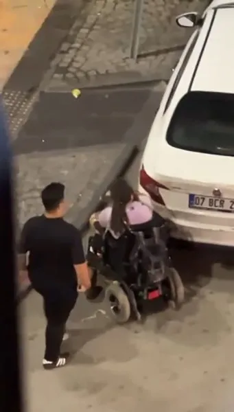Engelli rampasına konulan araç isyan ettirdi! Yolun karşısına geçemeyince… Kırılmadık camını bırakmadı