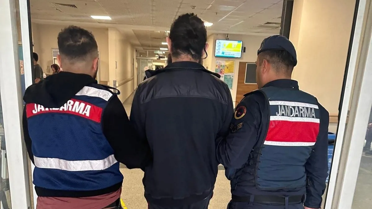 İzmir’de jandarmadan terör operasyonu: 3 gözaltı İzmir’de jandarmadan terör operasyonu: 3 gözaltı