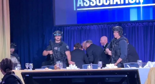 SON DAKİKA I ABD Başkanı Trump’ın yemeğinde silah sesleri: Trump ve kabine üyeleri salondan çıkarıldı! Saldırgan yakalandı...