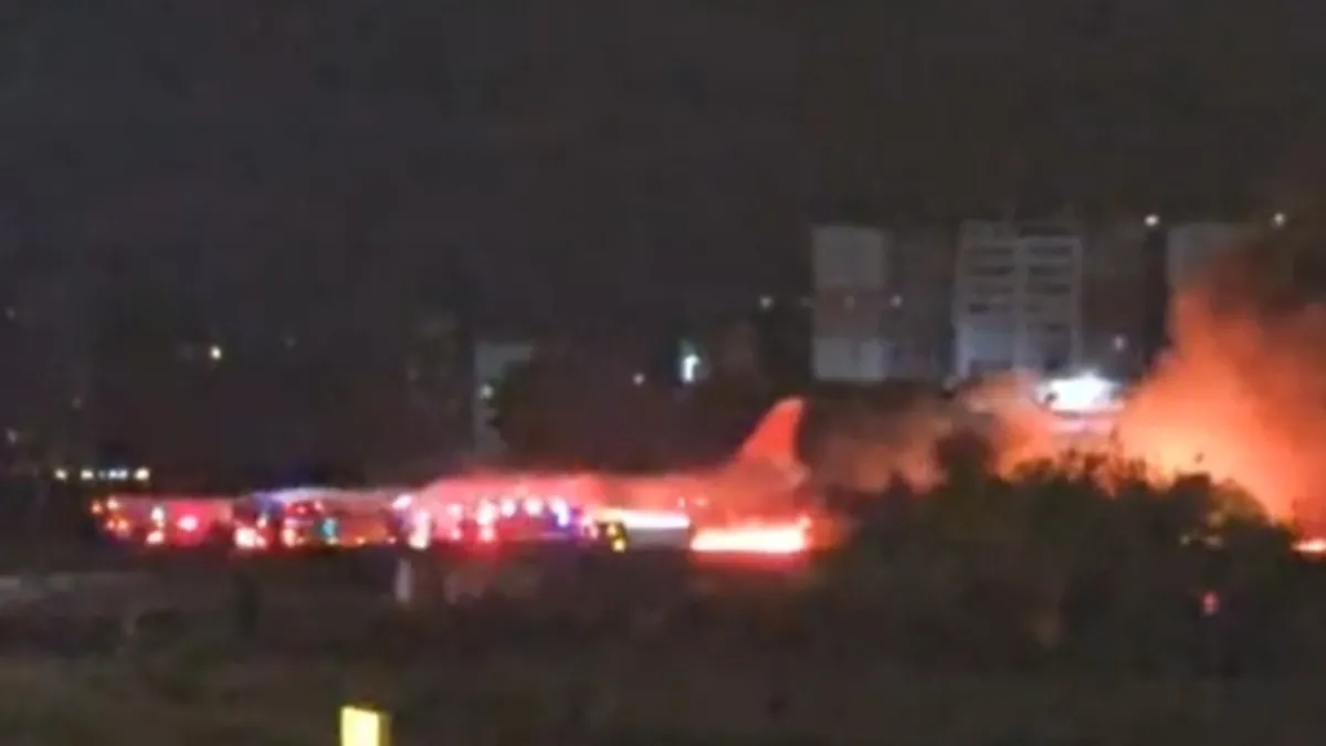 Antalya Havalimanı’na teker koyan uçağın motorunda yangın çıktı, 79 yolcu tahliye edildi Antalya Havalimanı’na teker koyan uçağın motorunda yangın çıktı, 79 yolcu tahliye edildi