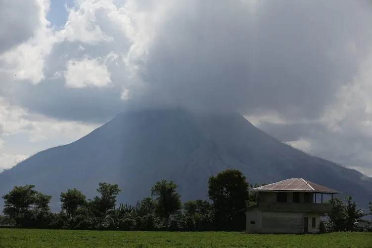 Endonezya’daki Sinabung Yanardağı 3 gün içinde ikinci kez patladı