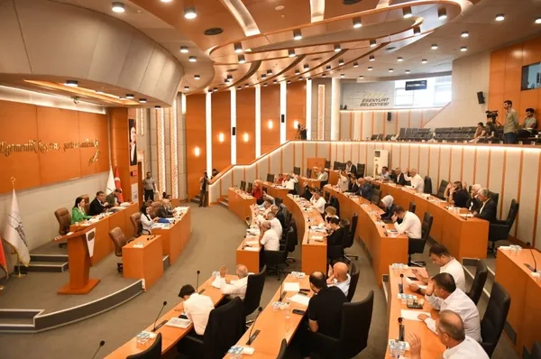 esenyurt-belediye-meclisinde-saygi-durusu-ve-istiklal-marsi-tartismasi-yasandi-1725350041377.jpg