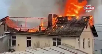 İki katlı evin çatısı alevlere teslim oldu | Video