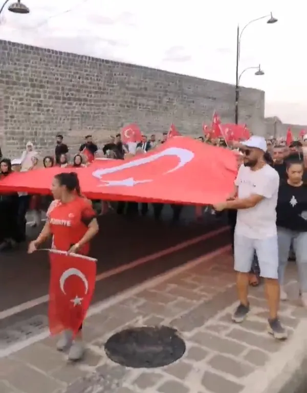 diyarbakirda-mehteran-marsi-esliginde-15-temmuz-yuruyusu-1721075478576.jpeg