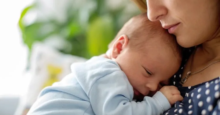 Bebeğinizin 1. ay gelişimi: Günün 15–18 saatini uykuda geçirir