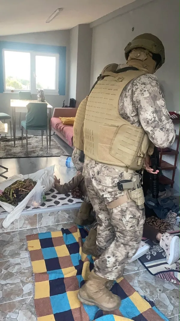 zehir-tacirlerine-safak-operasyonu-45-gozalti-1793171610138.jpg