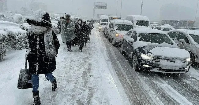 İstanbul'da trafik durma noktasına geldi! Yolda herhangi bir tuzlama çalışması görmedik”