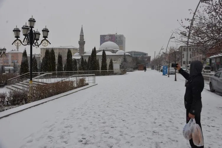 Son dakika: Meteoroloji’den flaş hava durumu raporu! İstanbul’da beklenen yağış başladı: 23 il için kar uyarısı