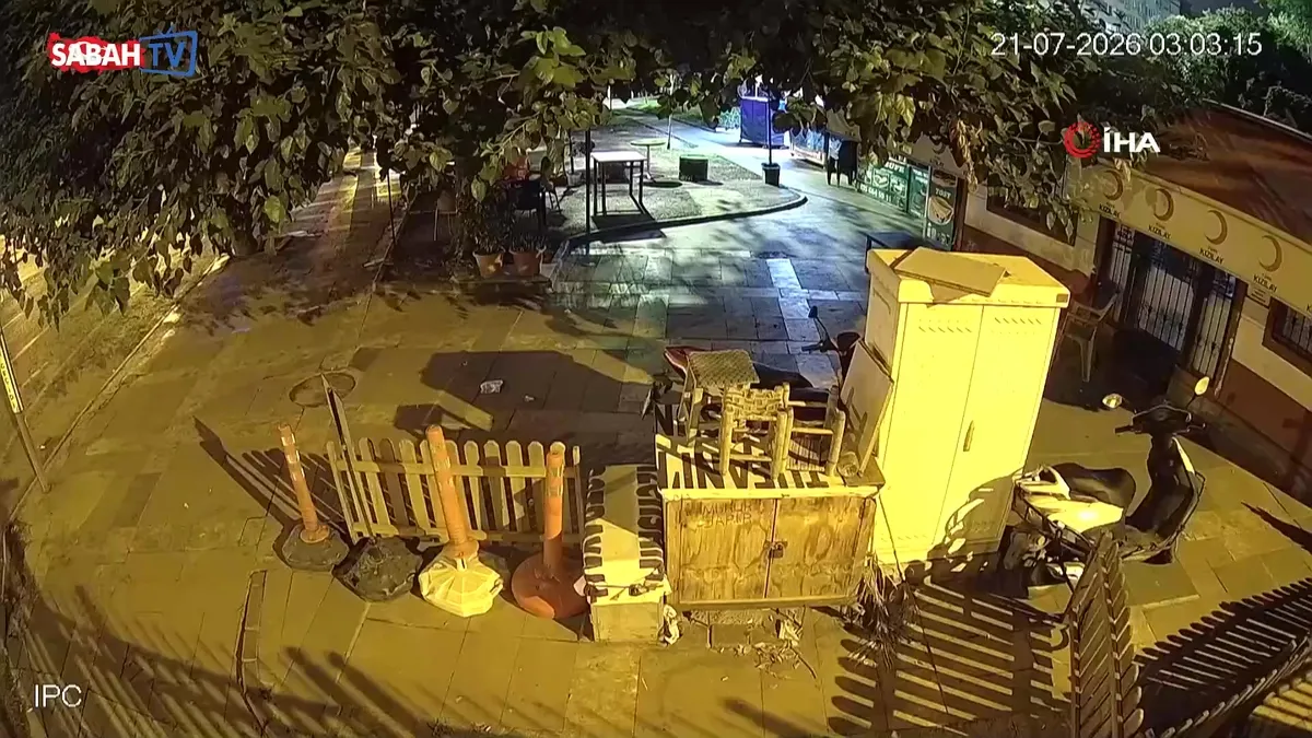 Çevreyi kontrol edip sandalyeye oturdu, park boşalınca motosikleti böyle çaldı | Video videosunu izle Çevreyi kontrol edip sandalyeye oturdu, park boşalınca motosikleti böyle çaldı | Video videosunu izle
