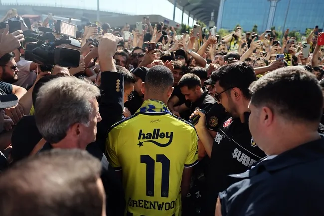 son-dakika-haberi-fenerbahcenin-yeni-yildizi-mason-greenwood-istanbulda-iste-ilk-sozleri-1784214103318.jpg