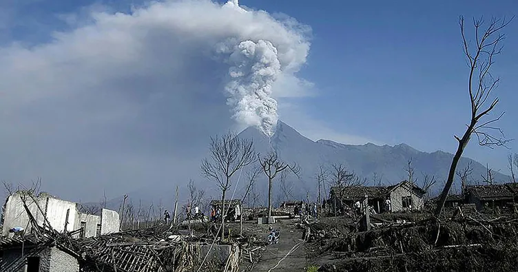 Endonezya’da Merapi Yanardağı’nda patlama!