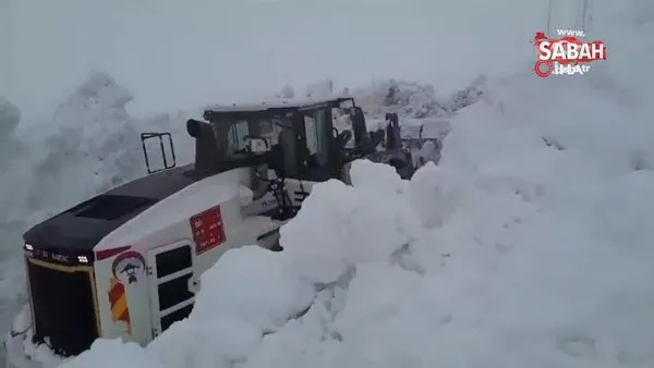 Yüksekova'da 5 metreyi geçen kar tünellerinde iş makinaları gözden kayboldu | Video