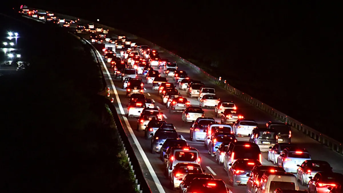 Bayram tatili dönüşü trafik durma noktasına geldi Bayram tatili dönüşü trafik durma noktasına geldi