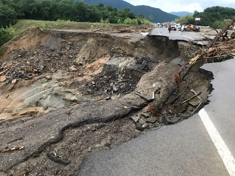 Son dakika: Bartın Sinop Kastamonu ve Samsun’da sel felaketi! Hastane tahliye edildi, yollar çöktü, köprüler yıkıldı...