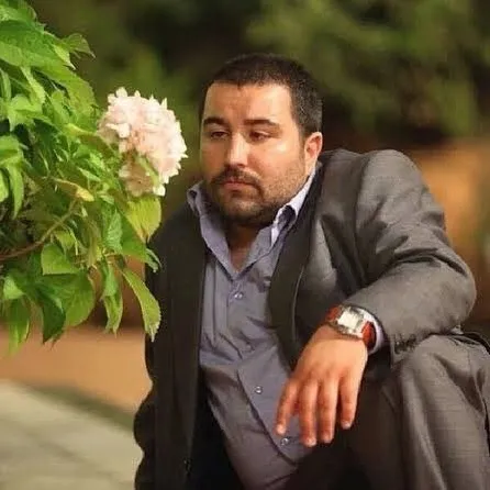 Şafak Sezer’in rol arkadaşı, Kolpaçino’nun galerici Şahin’iydi! Oyuncu Serkan Şengül 50 kilo vererek bambaşka biri oldu! Serkan’ın içinden Serkan çıktı