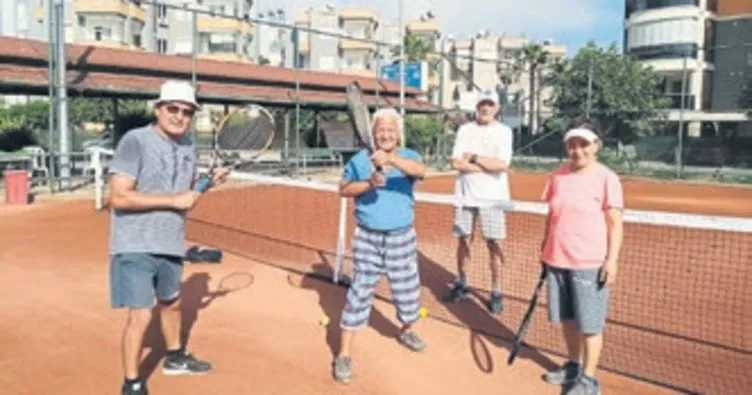Tenis kulübünden 65 yaş üstüne jest