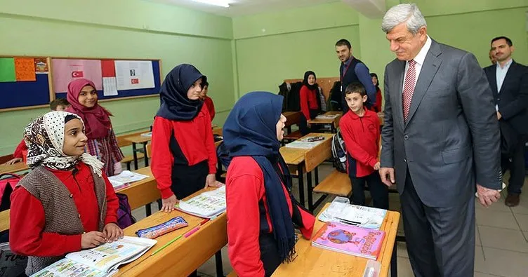 Başkan Karaosmanoğlu, Başiskele’deki okulları ziyaret etti