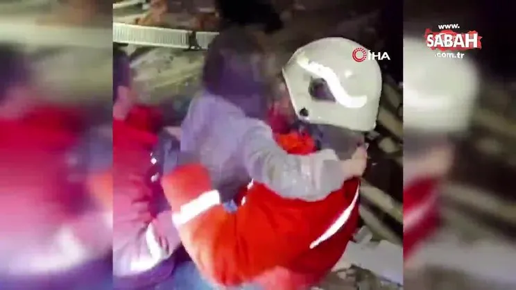16 yaşındaki Şevval, enkazdan altından böyle çıkartıldı | Video