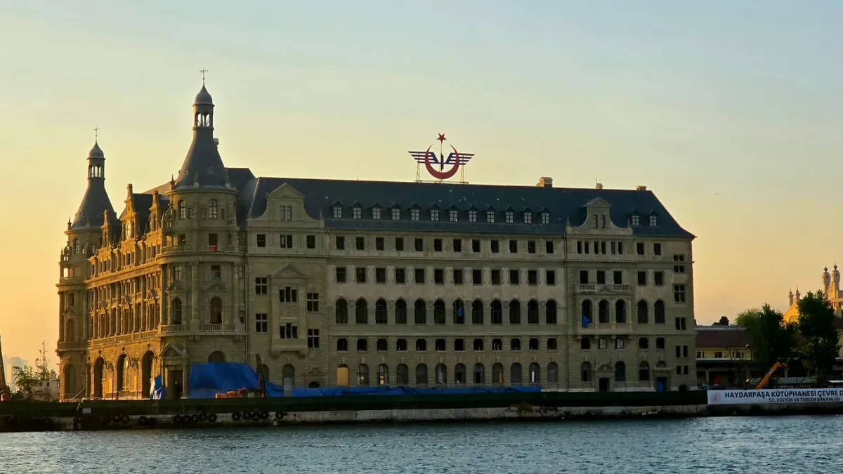 Haydarpaşa Garı'nın Marmara Denizi'ne bakan cephesinin restorasyon sonrası görünümü.