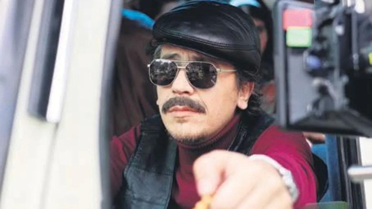 Kasketi, bıyığı ve tespihiyle minibüs şoförü oldu Kasketi, bıyığı ve tespihiyle minibüs şoförü oldu