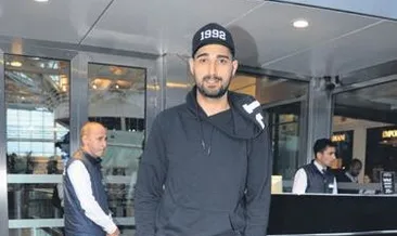 Kendi ürünlerini giyiyor