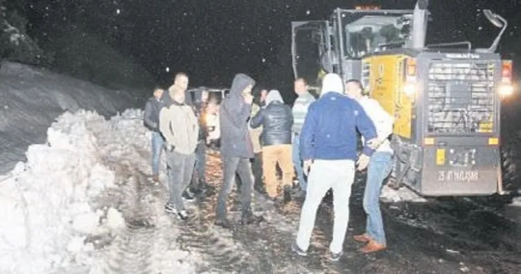 4 araçta 8 kişi karda mahsur kaldı