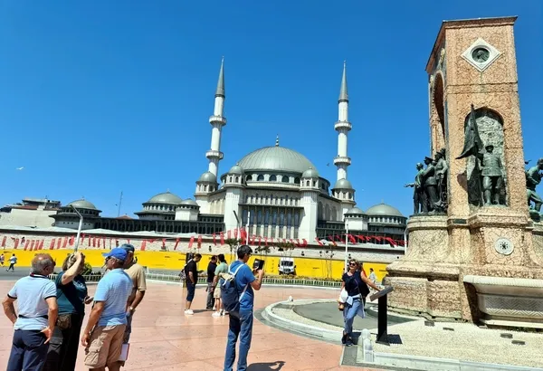 taksim-camii-3-yildir-taksim-meydaninin-simgesi-oldu-kirik-dokuk-mescitten-devasa-camiye-kavustuk-1717169333137.jpg