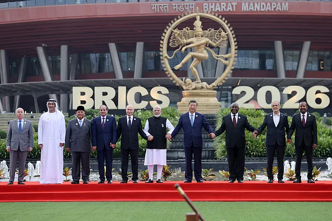 iran-cumhurbaskani-pezeskiyan-18-brics-zirvesinde-al-nahyan-ile-gorustu-1789225970304.jpg