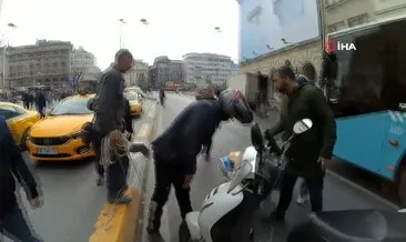 Karaköy’de motosikletlinin el arabalı adama çarptığı anlar kamerada