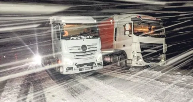 Yollar kapandı TIR’lar mahsur kaldı