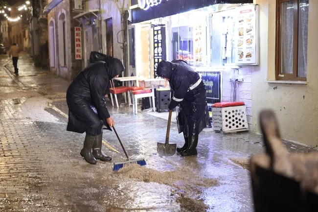 izmiri-yagmur-vurdu-cadde-ve-sokaklar-gole-dondu-1769501132019.jpg