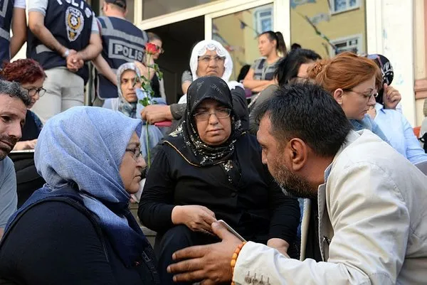 Evlatları için oturma eylemi yapan annelere sanatçılardan destek