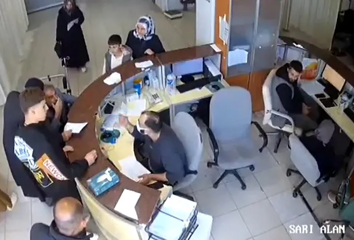 erzurum-hastaya-bagirip-hakaret-eden-ogluna-da-kalem-firlatan-doktor-hakkinda-sorusturma-video-eklendi-1760954273193.jpg