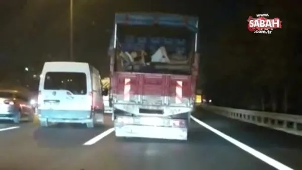 Hayatını hiçe saydı, kamyonetin arkasında uzanarak yolculuk yaptı | Video