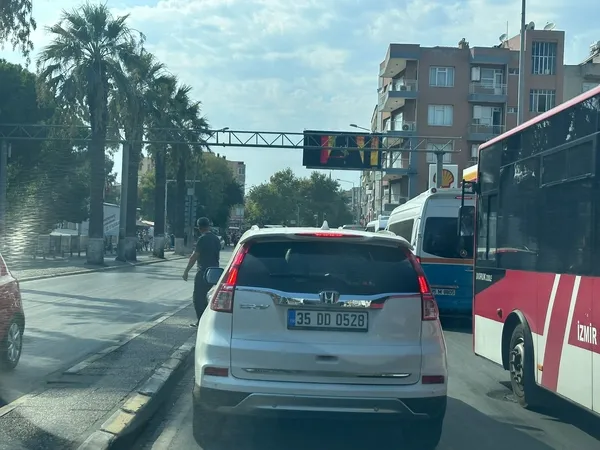 izmir-buyuksehir-belediyesinin-calismasi-bucada-trafigi-felc-etti-1692898716506.jpeg