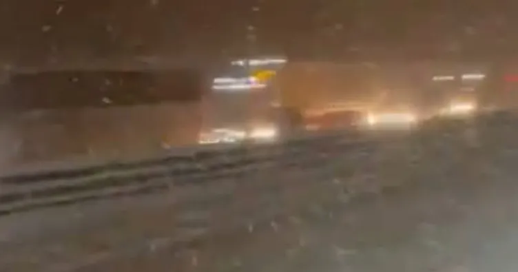 Bolu-Ankara yolunda kar yağışı etkili oluyor: Araç kuyruğu 20 km’ye ulaştı