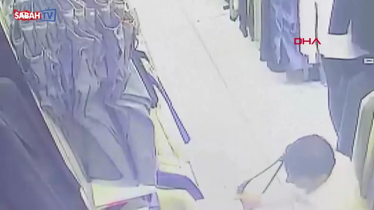 Avcılar’da mağazadan 6 bin liralık hırsızlık yapan şahıs ceketi giyip kaçtı! O anlar kamerada | Video videosunu izle Avcılar’da mağazadan 6 bin liralık hırsızlık yapan şahıs ceketi giyip kaçtı! O anlar kamerada | Video videosunu izle