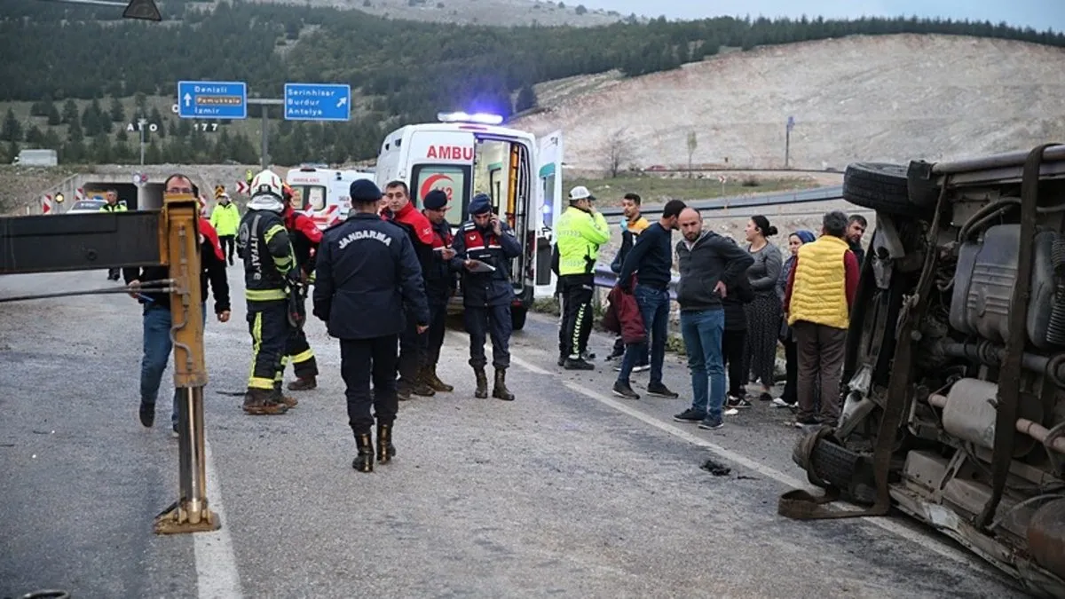 Denizli'de servis minibüsü ile otomobil çarpıştı: 18 yaralı