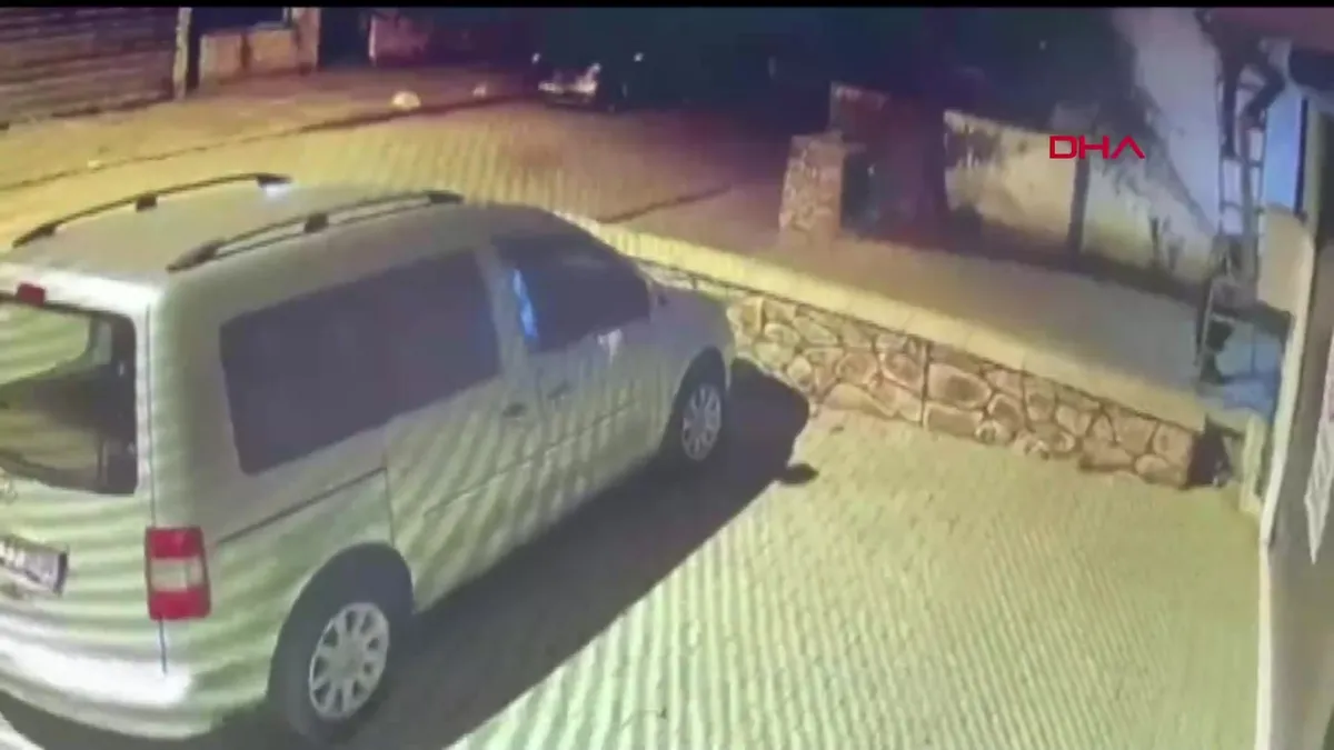 Kadıköy’de evdekilerin ellerini ve ayaklarını bağlayıp altınları çalan hırsızlar kamerada | Video videosunu izle Kadıköy’de evdekilerin ellerini ve ayaklarını bağlayıp altınları çalan hırsızlar kamerada | Video videosunu izle