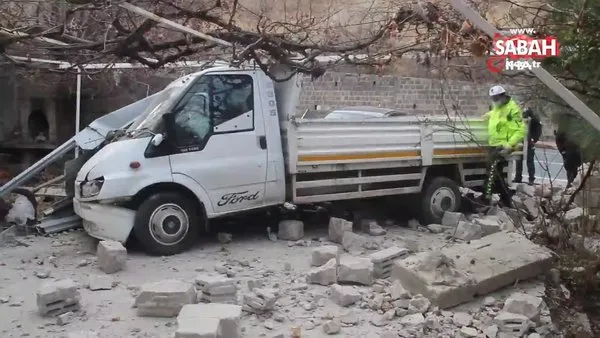 Kayseri'de kafa kafaya çarpışan kamyonet ve otomobil garaj kapısını ve duvarlarını yıkıp eve girdi | Video