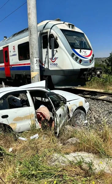 Tren otomobile çarptı: 1 ölü