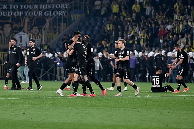 necip-uysalin-derbi-sonrasi-yaptigi-hareket-olay-oldu-gedsona-flas-uyari-1746449241715.jpg