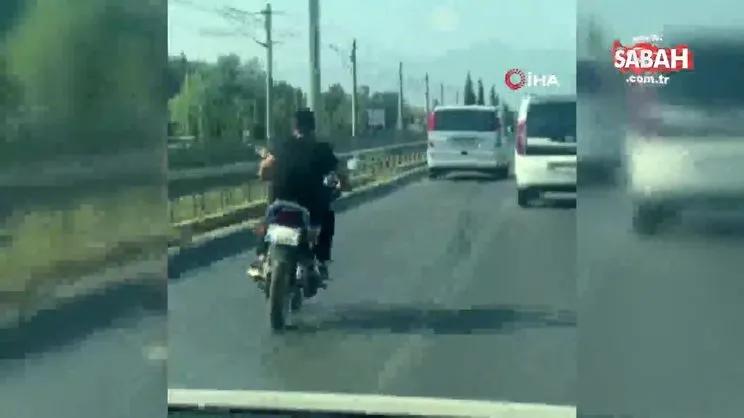 Ehliyetsiz motosiklet sürücüsü maskeyi yüzüne değil plakasına taktı | Video