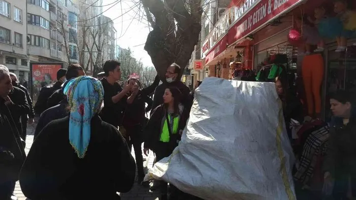 Belediye çalışanları ve kağıt toplayıcı kadın arasında ‘atık’ tartışması