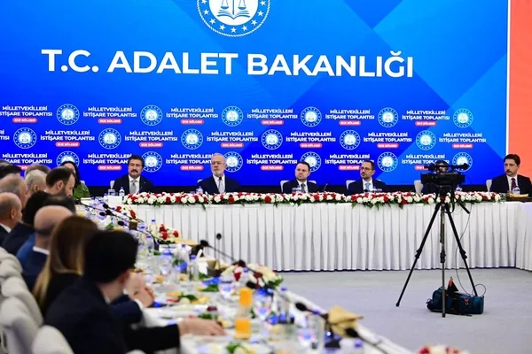 adalet-bakani-akin-gurlek-ege-bolgesi-milletvekilleriyle-bir-araya-geldi-1778165747765.jpg