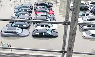 Sıfır araçlar yağmur suyuna gömüldü