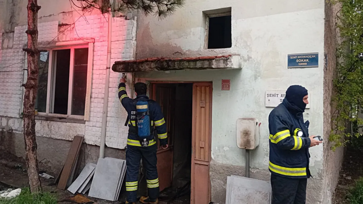 Eskişehir’de 2 katlı binada çıkan yangında 1 kişi hayatını kaybetti Eskişehir’de 2 katlı binada çıkan yangında 1 kişi hayatını kaybetti